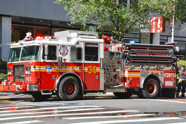 Feuerwehrauto im Einsatz in der Hölle Huhn, Manhattan, New York - Foto, Bild