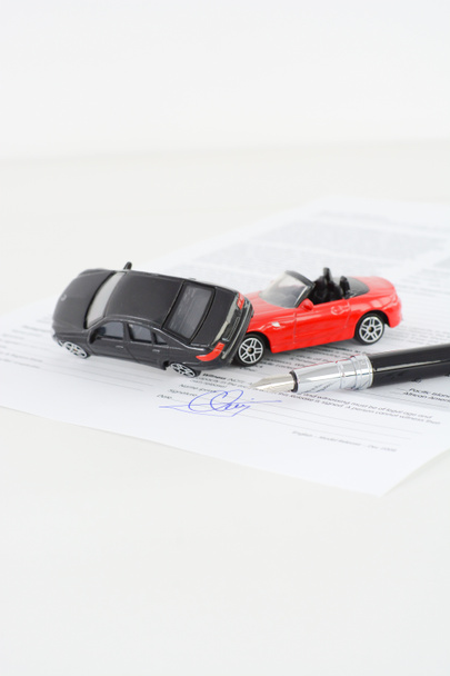 おもちゃの車の事故による損害と保険契約 - 写真・画像