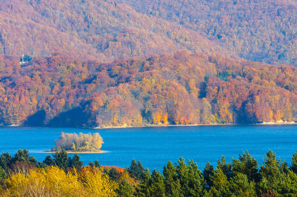 Automne sur le lac Solina dans les montagnes de Bieszczady, Pologne
 - Photo, image