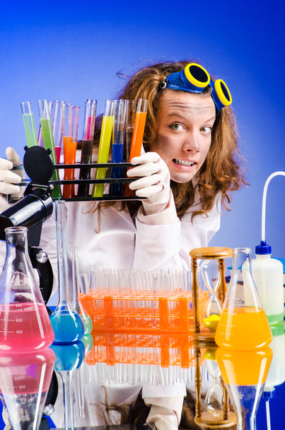 śmieszne kobieta chemik w laboratorium - Zdjęcie, obraz