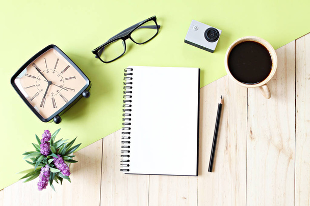 Escritorio de espacio de trabajo plano estilo lay de oficina con papel portátil en blanco, taza de café y accesorios
 - Foto, imagen