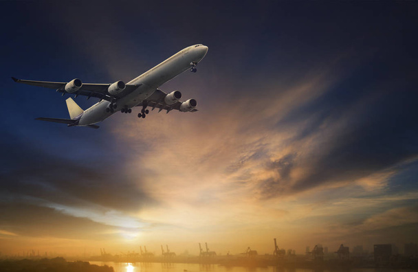 Пассажирский самолет, летящий на красивом закатном небе
  - Фото, изображение