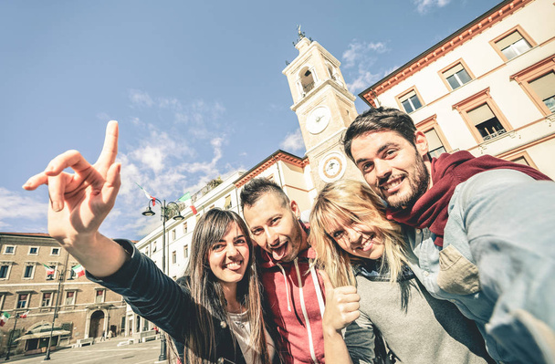 Cool multicultuur toeristen vriendengroep plezier nemen selfie in oude stad tour - reizen levensstijl concept met gelukkige mensen zwerven rond de monumenten van de stad - Contrast desaturated retro filter - Foto, afbeelding