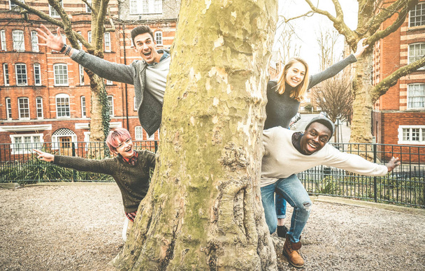 Multiracial fancy ystäviä hauskaa ulkona kaupungin puistossa Shoreditch London - Ystävyys nuoriso konsepti nuorten onnellisia ihmisiä hengailua yhdessä - Retro kontrasti suodatin varjoväri sävyjä
 - Valokuva, kuva