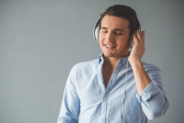 Handsome guy in headphones - Фото, зображення