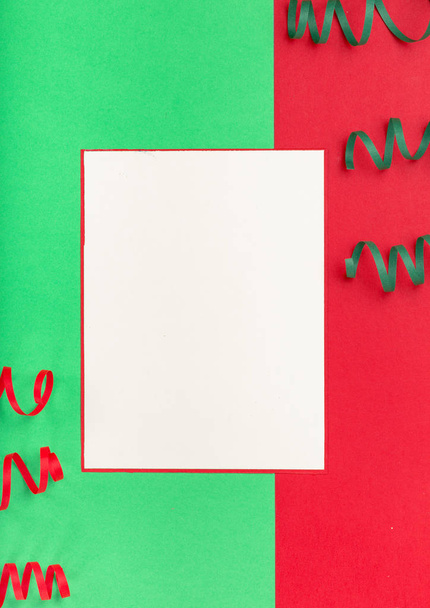 Blank card with streamers on a colorful background - Foto, afbeelding