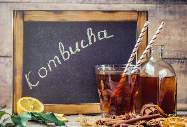 Kombucha, de drank in het glas. Selectieve aandacht.  - Foto, afbeelding