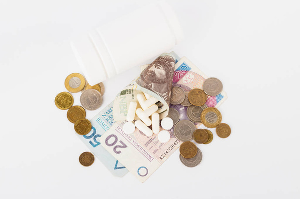 Fogalmi kép: néhány lengyel zloty és egy kis tabletták, felülnézet - Fotó, kép