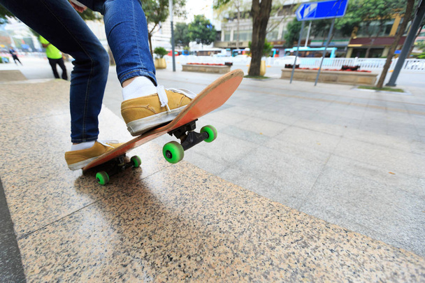 skateboarder legs riding skateboard   - Foto, Bild