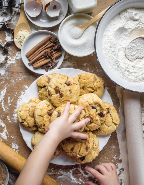 Cookies, gâteaux, cuisiner leurs propres mains. Concentration sélective
.  - Photo, image