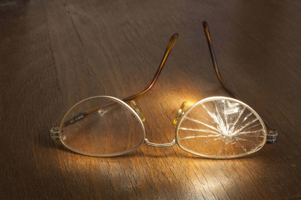 lunettes cassées sur le sol
 - Photo, image