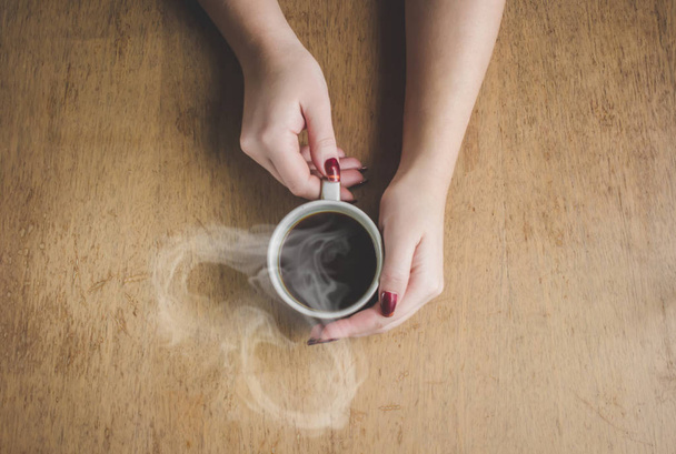 Tasse Kaffee zum Frühstück in seinen Händen. Selektiver Fokus.  - Foto, Bild