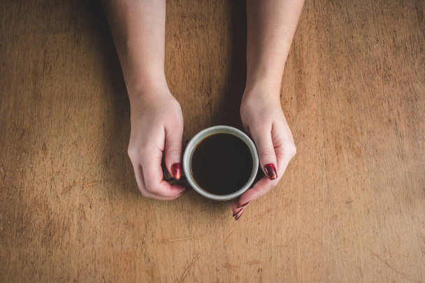 Una taza de café para desayunar en sus manos. Enfoque selectivo
.  - Foto, imagen