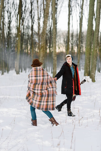 junges Paar tanzt im Winterwald - Foto, Bild