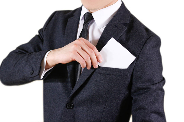 Επιχειρηματίας τοποθέτηση χαρτιού στο κοστούμι τσέπη κινηματογράφηση σε πρώτο πλάνο. Δείχνει κενό  - Φωτογραφία, εικόνα