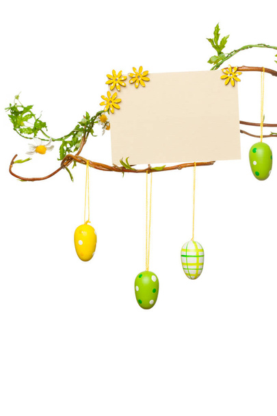 Sucursales de Pascua - con huevos de Pascua, signo / tarjeta en blanco, aislado
  - Foto, imagen