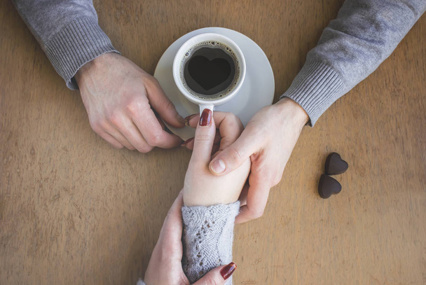 Чашка кофе на завтрак в руках влюбленных
. - Фото, изображение