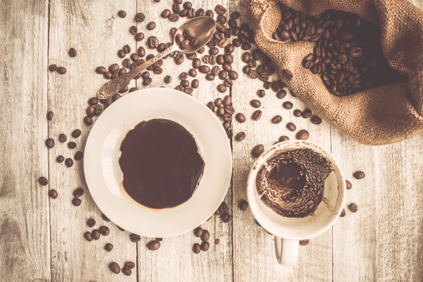 Kaffeebohnen. eine Tasse Kaffee. Selektiver Fokus. - Foto, Bild