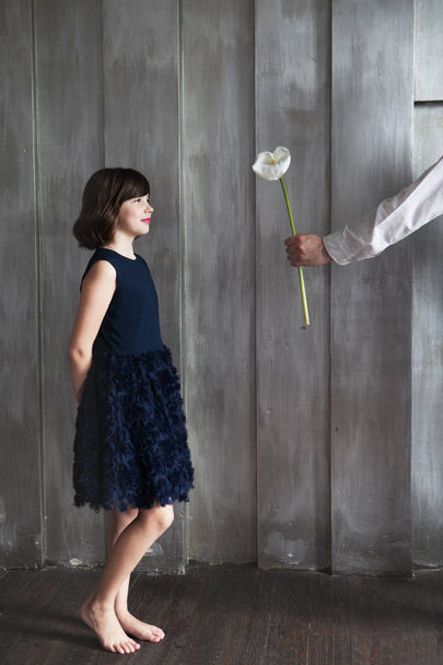 tiener meisje krijgt calla bloem - Foto, afbeelding
