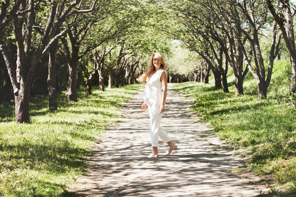 Dziewczyna w ciąży w parku lato - Zdjęcie, obraz