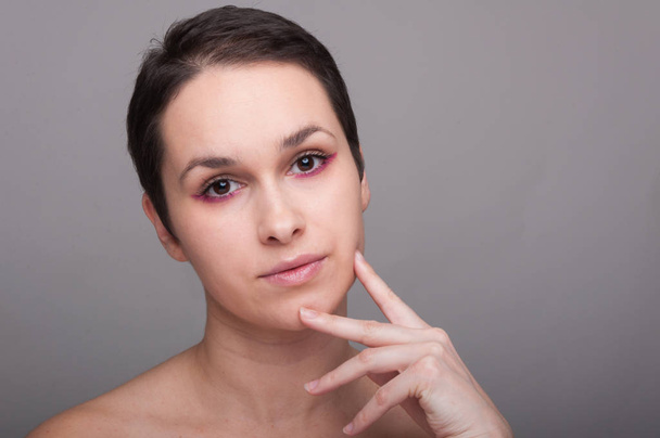 hinreißend junges Model mit zartem Make-up - Foto, Bild