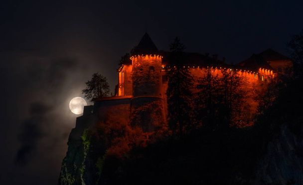 Vuotanut linna yöllä
 - Valokuva, kuva