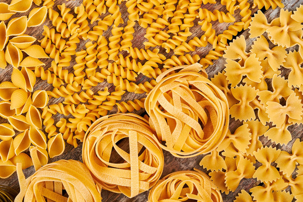 viele verschiedene italienische Pasta aus Hartweizen. - Foto, Bild