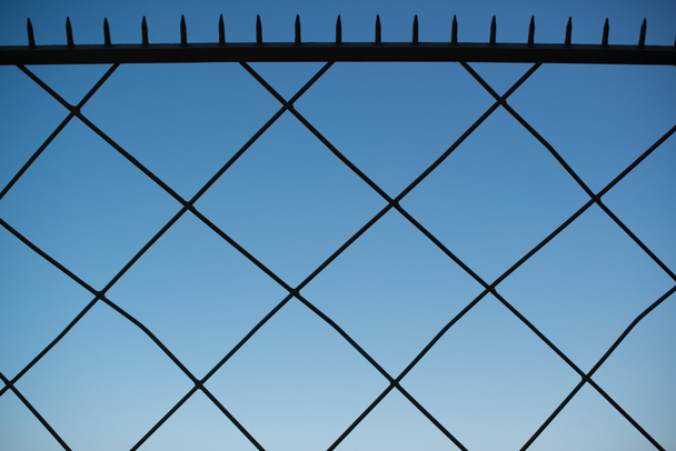 αιχμηρών μεταλλικό φράχτη - Φωτογραφία, εικόνα