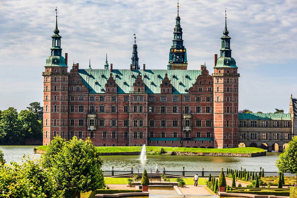 Majesteettinen linna Frederiksborgin linna nähtynä kauniista
 - Valokuva, kuva