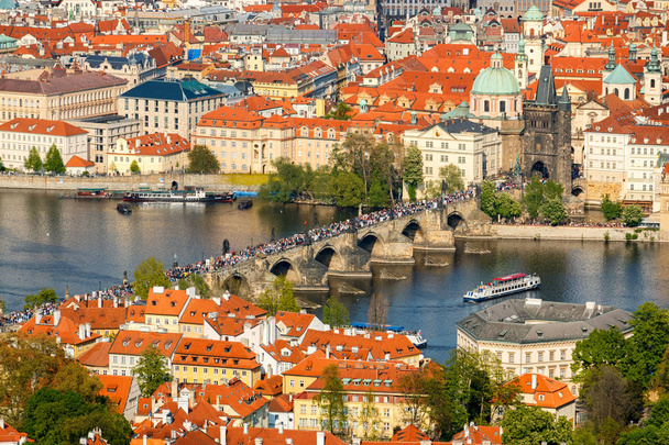 Mensen op Charles Bridge, Prague, Tsjechië - Foto, afbeelding