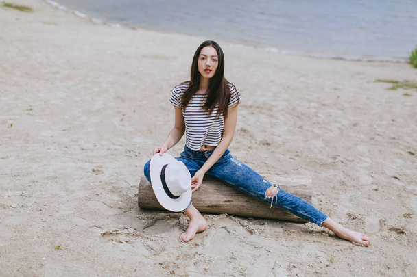 woman with hat  on the beach - Fotografie, Obrázek