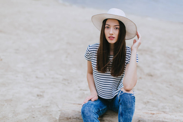 woman with hat  on the beach - Valokuva, kuva