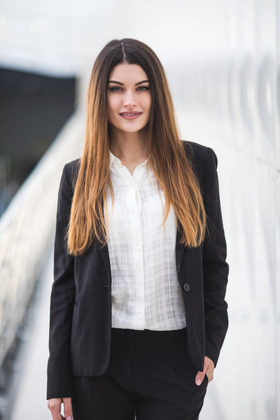 Retrato de uma jovem mulher de negócios - Foto, Imagem