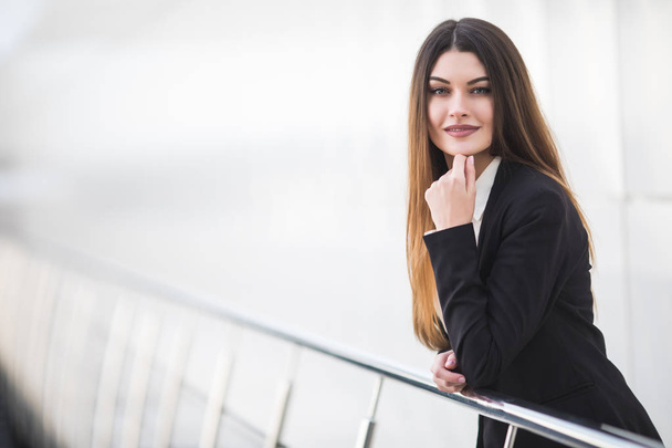 junge Geschäftsfrau auf Bürobalkon - Foto, Bild