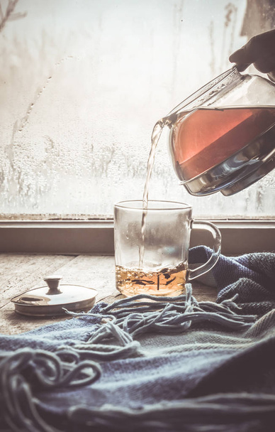 forró tea az ablakpárkányon kupa. szelektív összpontosít.  - Fotó, kép