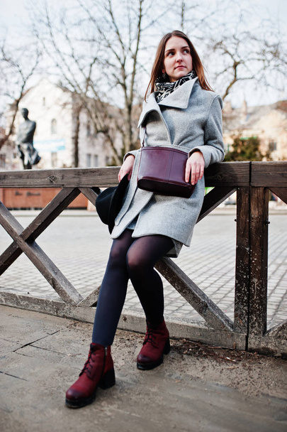Young model girl in gray coat and black hat with leather handbag - Foto, Bild