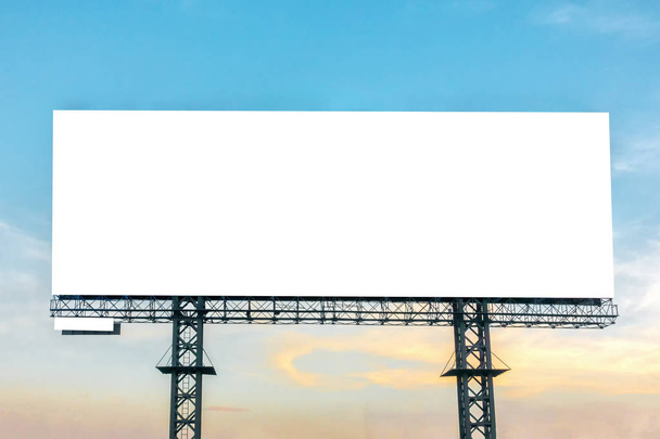 Blank billboard z niebem o zachodzie słońca gotowy do nowej reklamy. - Zdjęcie, obraz