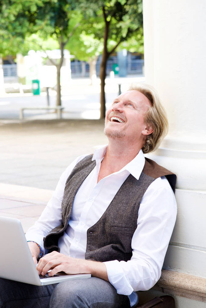muž sedící venku s notebookem  - Fotografie, Obrázek