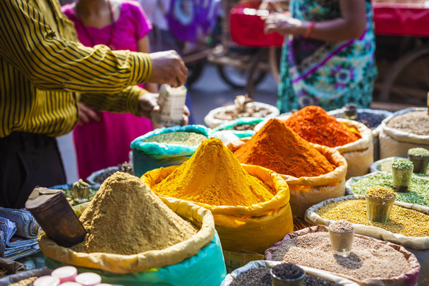 Σκόνες πολύχρωμο μπαχαρικά και βότανα σε παραδοσιακό δρόμο της αγοράς σας - Φωτογραφία, εικόνα