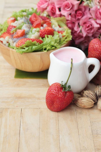 Strawberry salad ingredients, lettuce, chia seeds, barley - Zdjęcie, obraz