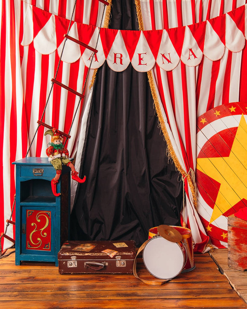 Чемодан клоуна на арене
 - Фото, изображение