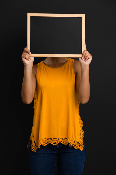 woman showing chalkboard - Foto, imagen