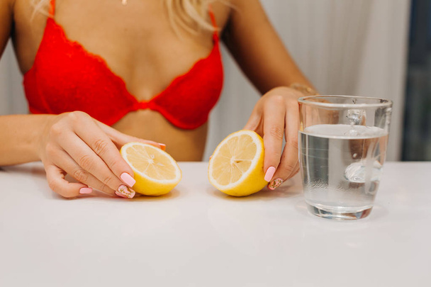 woman in lingerie and lemon - Φωτογραφία, εικόνα