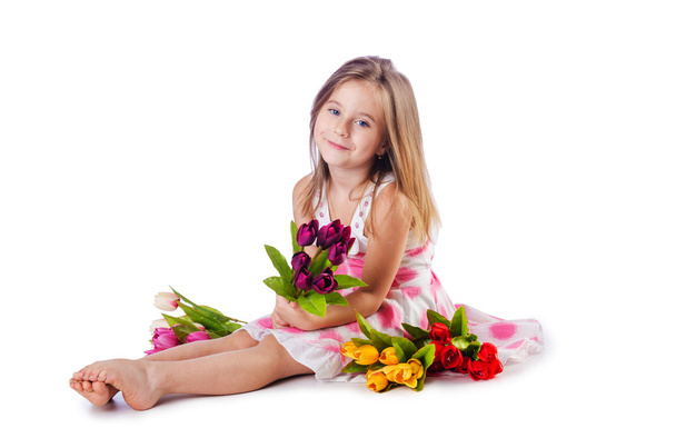 roztomilá holčička s květy na bílém pozadí - Fotografie, Obrázek