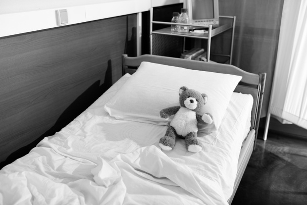 Urso de pelúcia na cama do hospital
 - Foto, Imagem