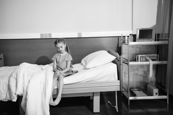 Kleines Mädchen im Krankenhaus - Foto, Bild