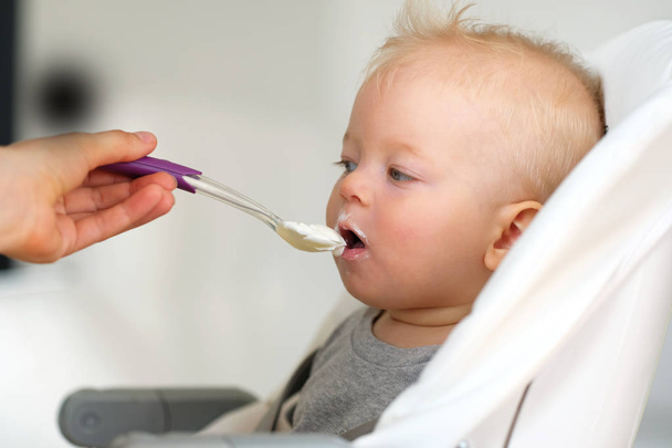 Alimentación del bebé con cuchara
  - Foto, Imagen