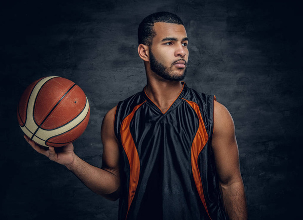 Баскетболист держит мяч
 - Фото, изображение