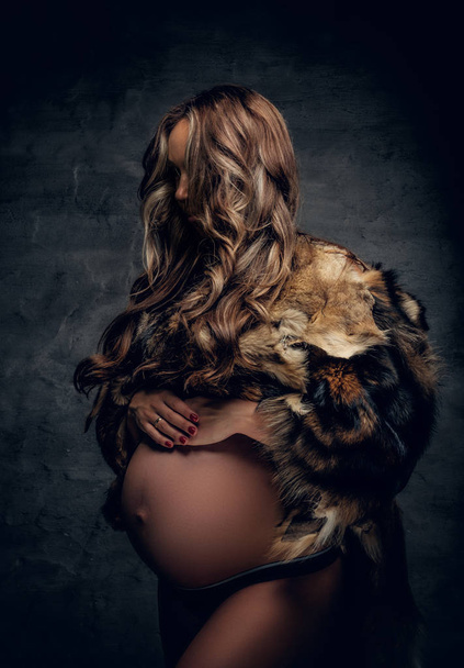 Mulher grávida em uma jaqueta com uma pele
 - Foto, Imagem