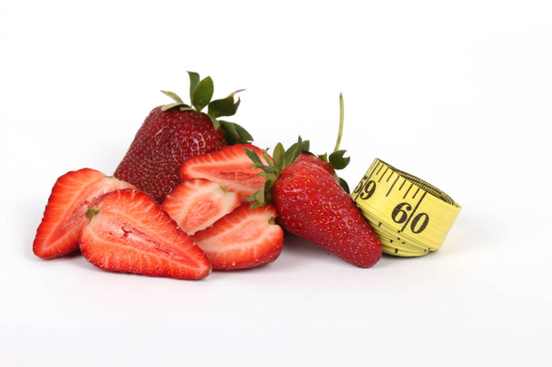 Gros juteux rouge fraises mûres et mesurer bande isolée sur blanc
 - Photo, image